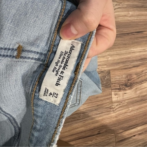 Abercrombie & Fitch Ultra High Rise Ankle Straight Jean - Picture 4 of 7